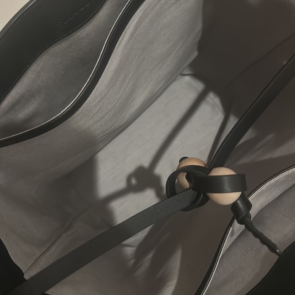 SOLUDOS minimalist black leather tote - Picture 5 of 7